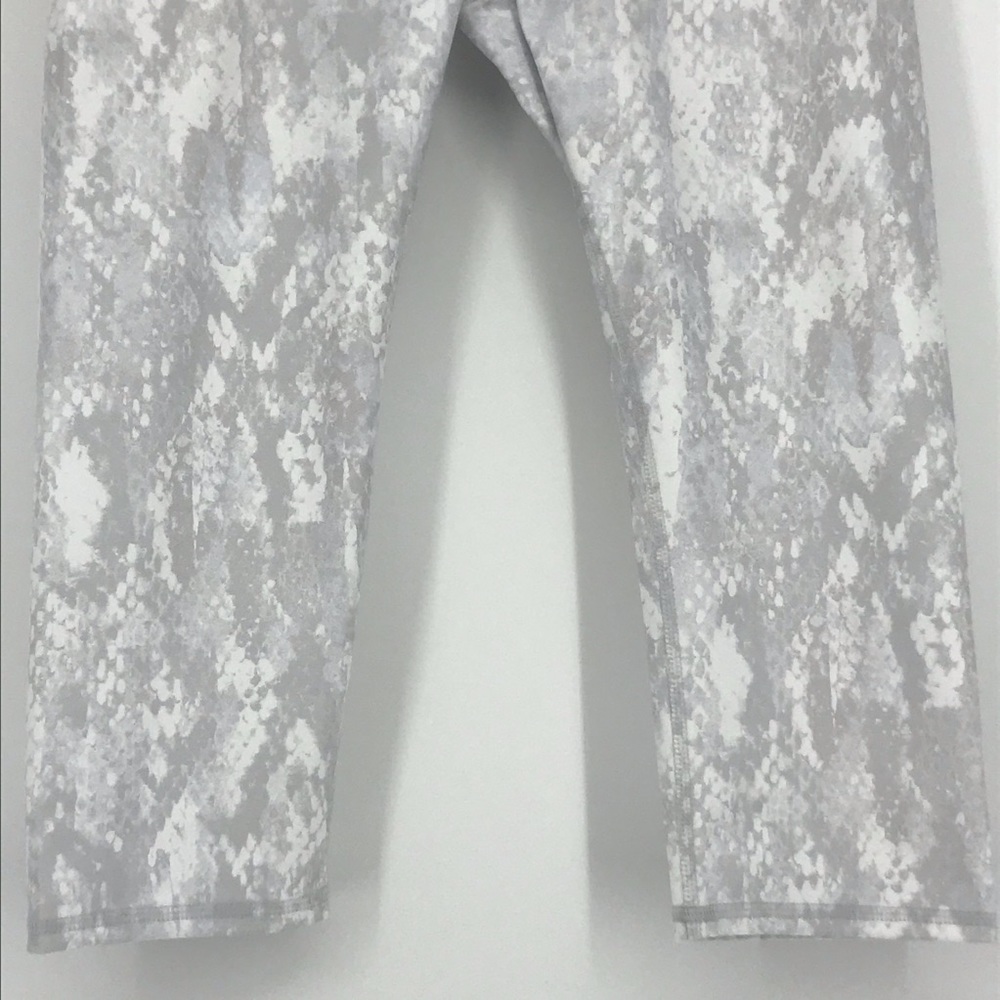 Alo Yoga Airbrush Legging White Python Snakeskin - image 4
